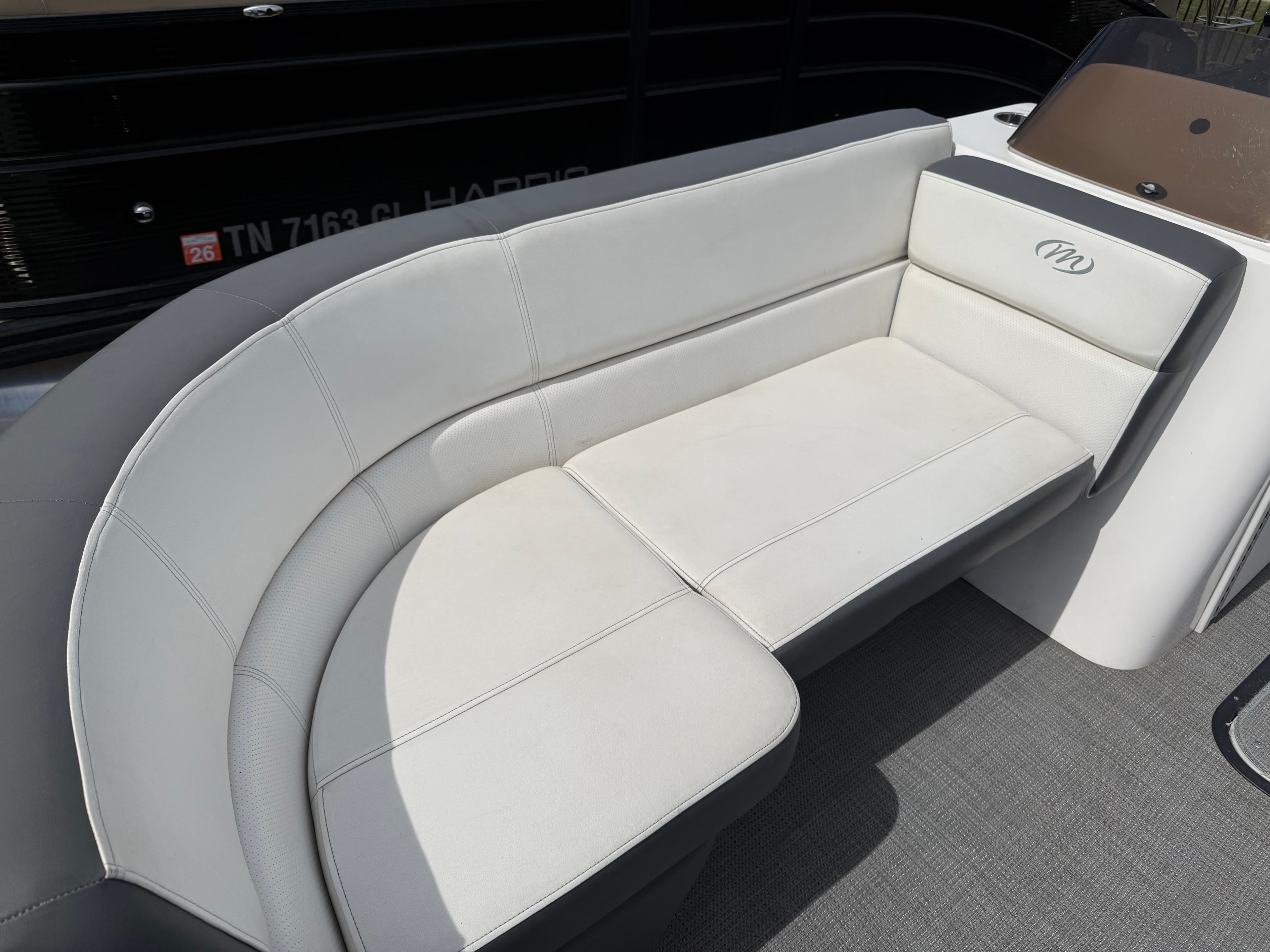 2022 Manitou Aurora - exterior
