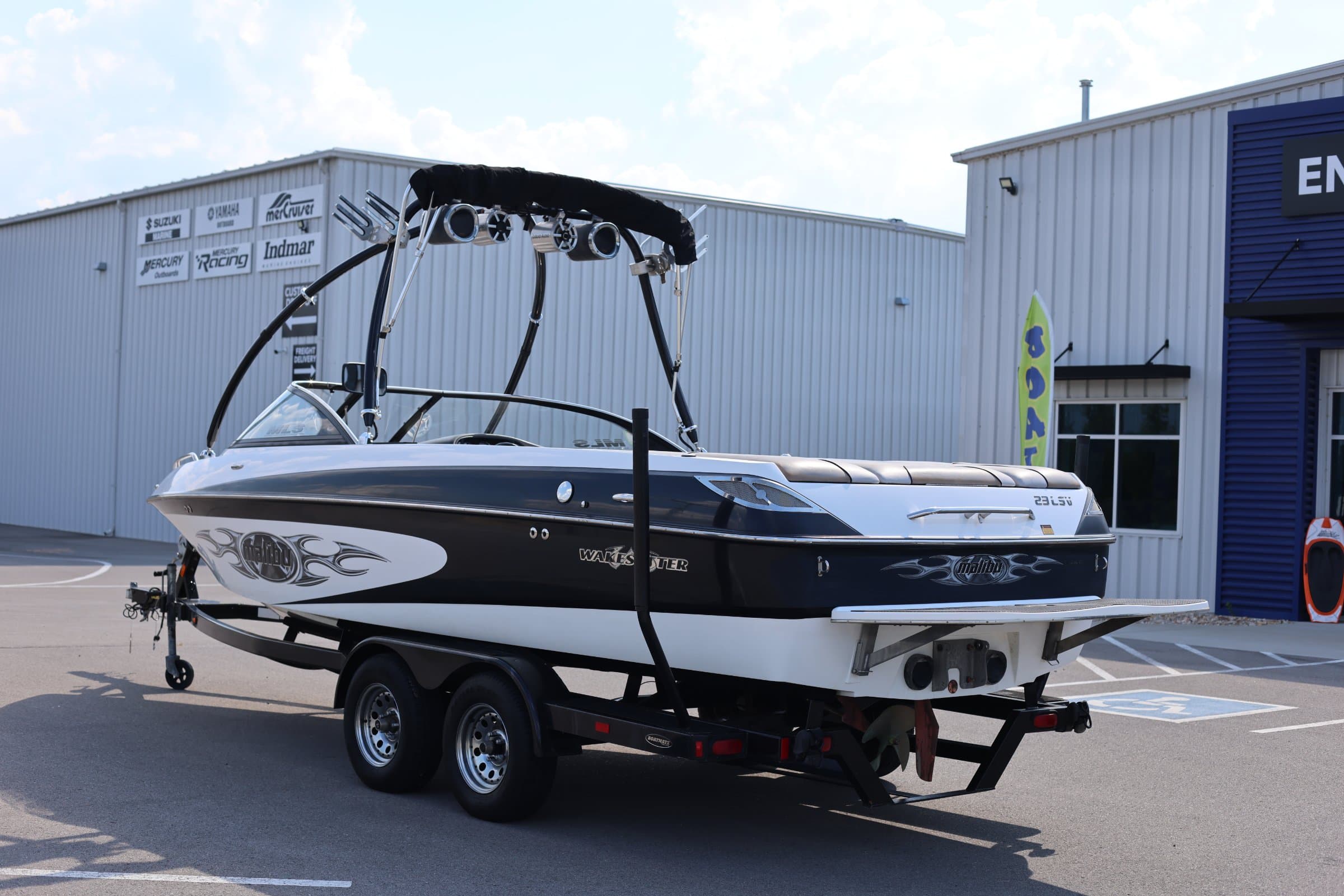 2004 Malibu 23 LSV Wakesetter - exterior