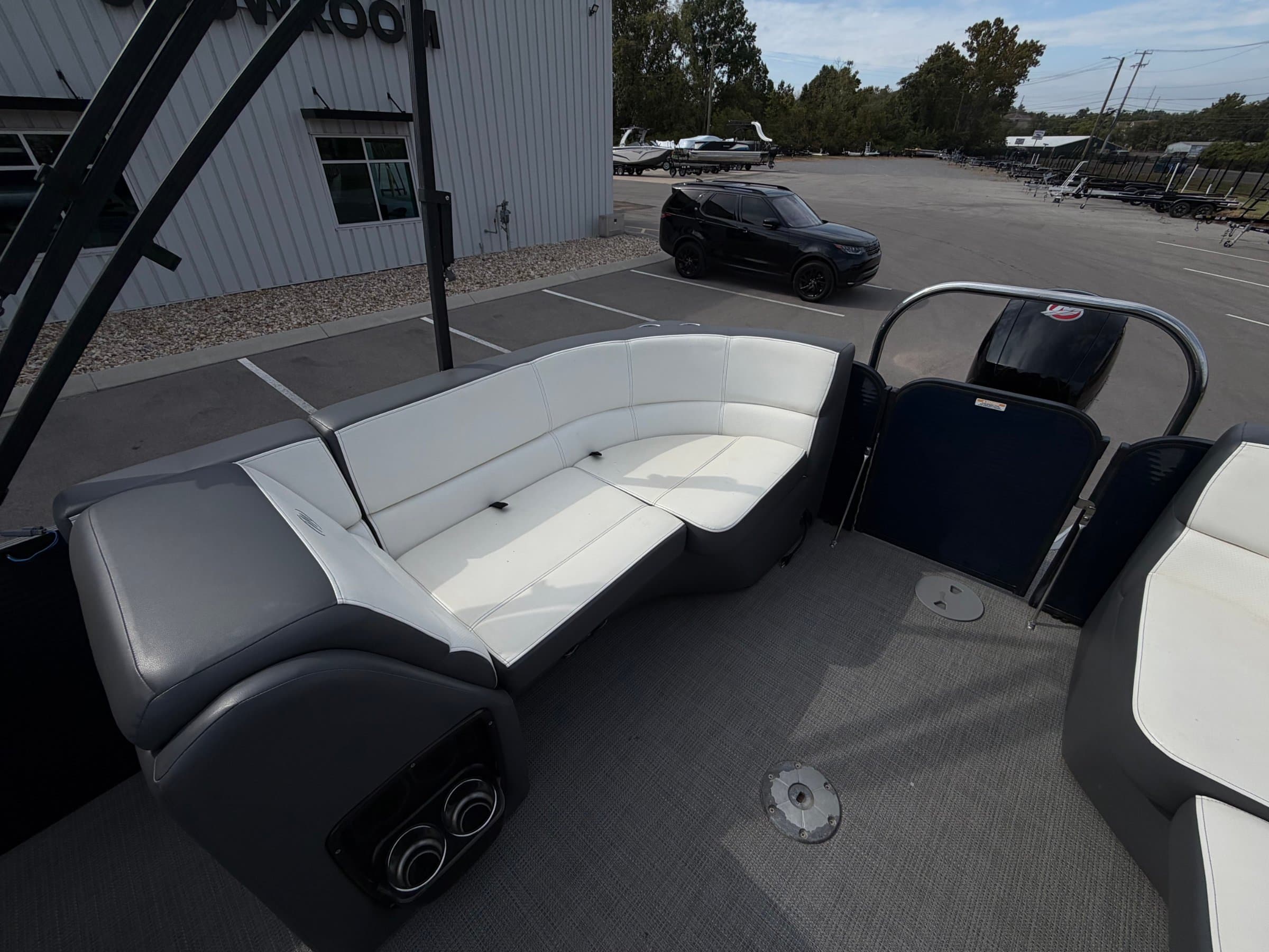 2022 Manitou Aurora - exterior