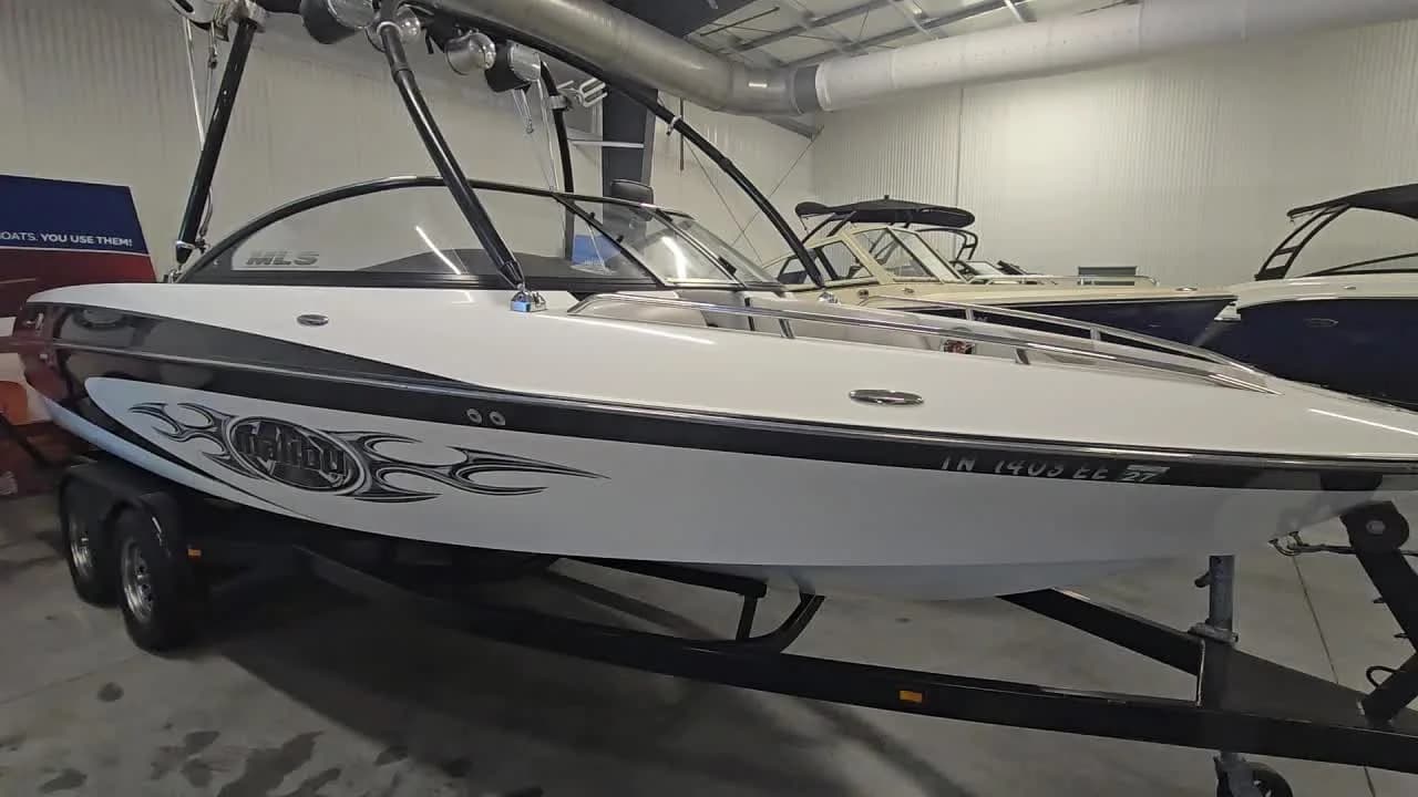 2004 Malibu 23 LSV Wakesetter - exterior